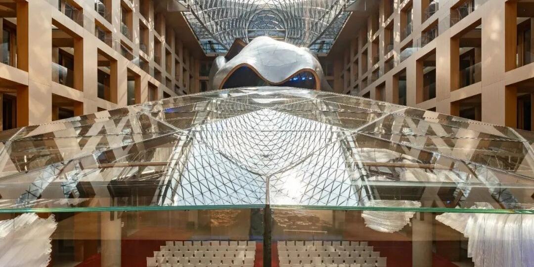柏林 AXICA 国际会议中心内景,玻璃穹顶下的弧形会场与观众席
