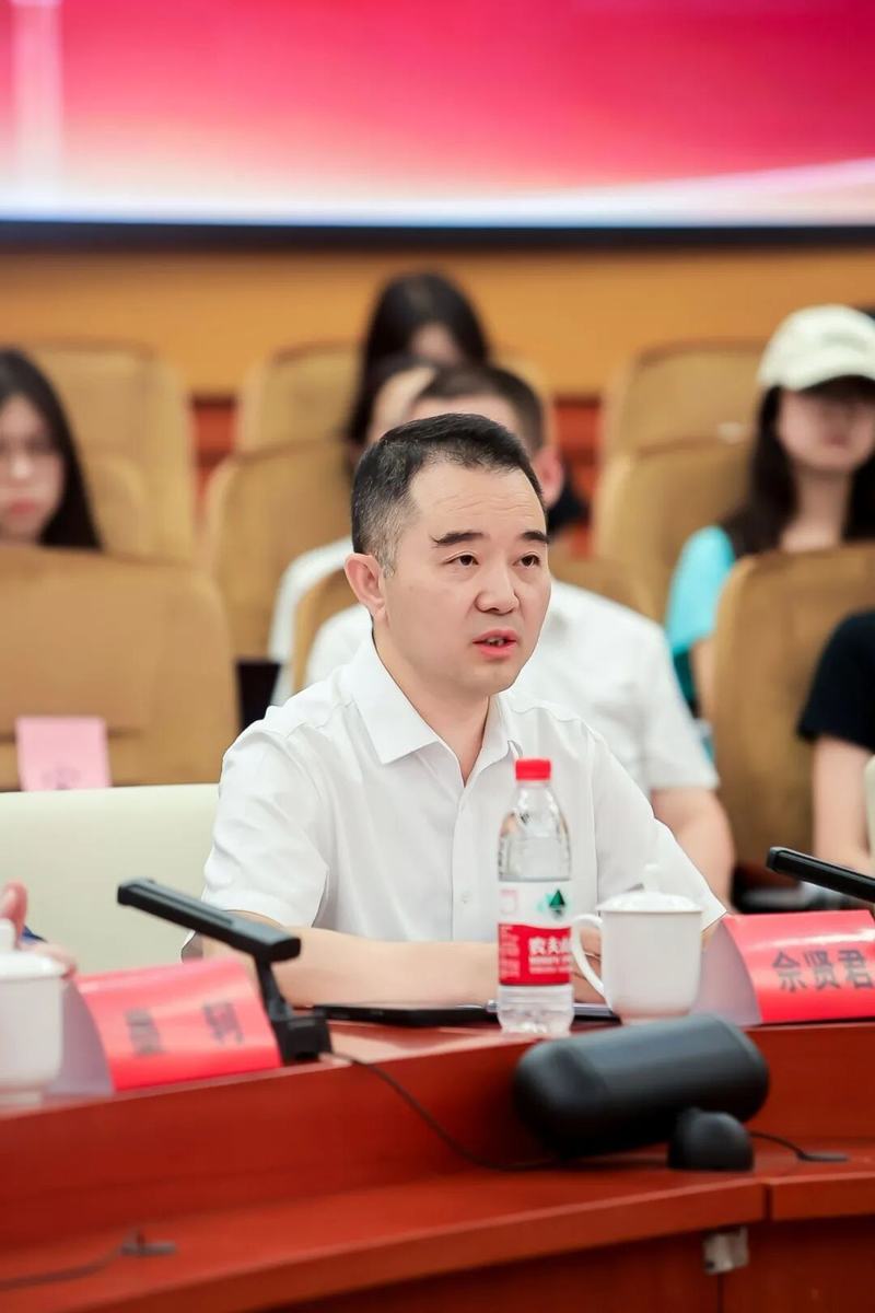 发布会致辞环节，一位嘉宾在圆桌前发言
