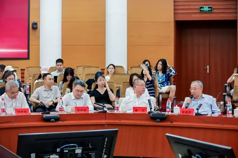 徐昌东手持话筒发言，主席台桌牌依次为刘平均、张树庭、单凡、徐昌东