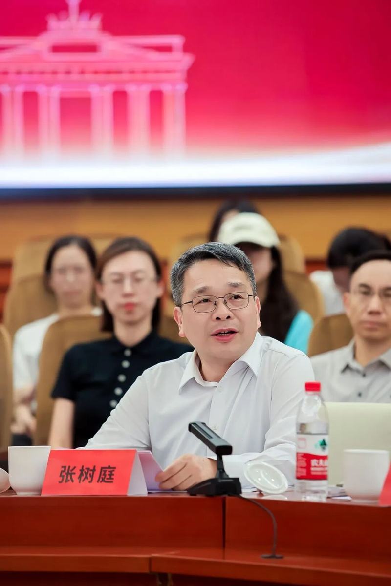 中国传媒大学校长张树庭在发布会上致辞，桌牌显示其姓名